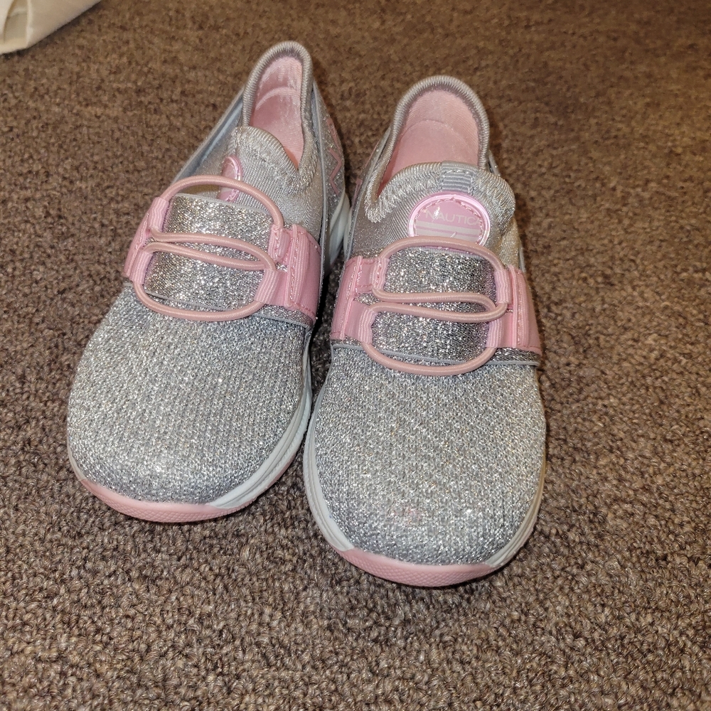 EUC Nautica sneakers with light up soles. Size 9 toddler.